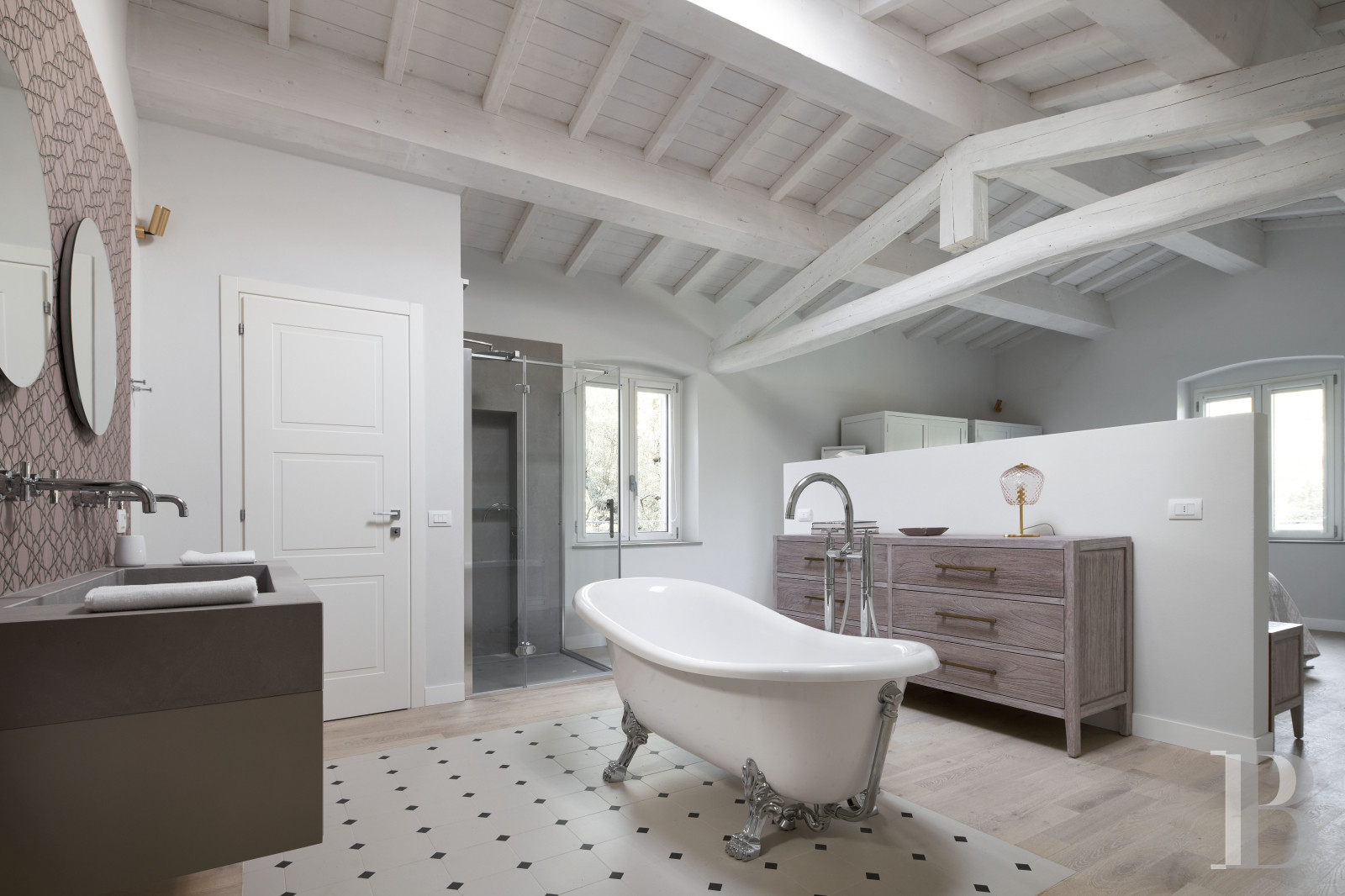 En Toscane, au nord de Vinci et non loin de Florence, une ancienne ferme du 19e siècle au milieu des oliviers - photo  n°24